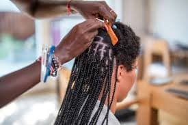 Tressage africain en cours salon Mimi Marrakech