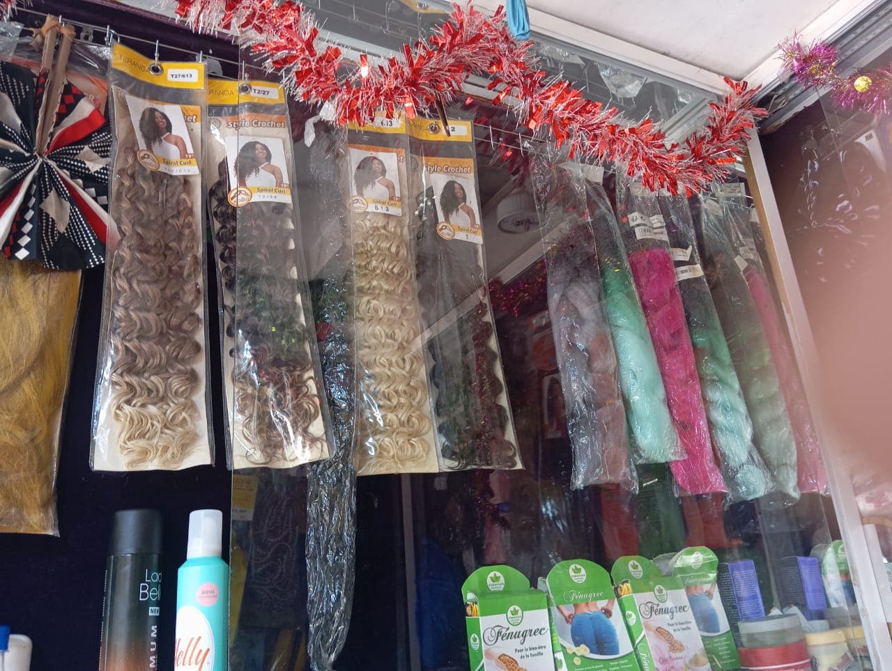 Salon Mimi Marrakech — coiffeuse au travail Place Jamaa El Fna